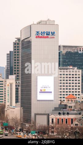 The Chosun Ilbo, 18. März 2022 : das Firmenlogo des Chosun Ilbo ist an der Außenwand des Hotels Koreana in Seoul, Südkorea, zu sehen. Die Tageszeitung ist eine der größten konservativen Zeitungen Südkoreas und wurde 1920 gegründet, als Korea unter japanischer Kontrolle stand. Japan kolonisierte Korea seit 1910 36 Jahre lang. Kredit: Lee Jae-won/AFLO/Alamy Live Nachrichten Stockfoto