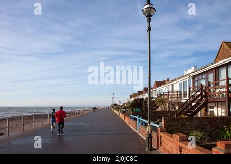 BEXHILL-ON-SEA, EAST SUSSEX, Großbritannien - JANUAR 11 : Jogger auf der Promenade in Bexhill on Sea am 11. Januar 2009. Nicht identifiziertes Peop Stockfoto