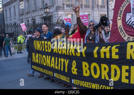 London, Großbritannien. 19.. März 2022. Die Demonstranten halten kurz vor der Downing Street an, um zu protestieren. Mehrere Tausend von „Stand Up to Racism“, Gewerkschaftern, Glaubensgruppen, Politikern und anderen Kampagnen marschieren von der BBC zu einer Kundgebung auf dem Parliament Square unter dem Motto „World Against Racism & Facism“, als Teil eines gemeinsamen Aktionstages mit Glasgow, Cardiff und Städten auf der ganzen Welt. Die Veranstaltung widersetzte sich der rassistischen Tory-Offensive des Gesetzes über Staatsbürgerschaft und Grenzen, des Gesetzes über Polizeiarbeit und der Hochschulbildung mit diesen rassistischen Gesetzesvorlagen, die Flüchtlinge und Migranten, Zigeuner-Roma und Reisende-Gemeinschaften und s angreifen Stockfoto