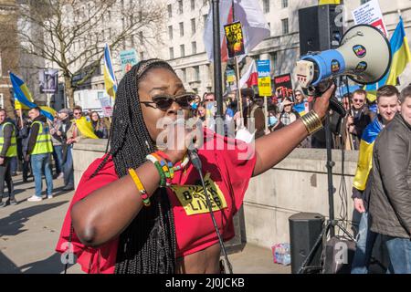 London, Großbritannien. 19.. März 2022. Ein BLM-Aktivist solidarisiert die Ukrainer, die in der Downing Street protestieren.mehrere Tausend von „Stand Up to Racism“, Gewerkschaftern, Glaubensgruppen, Politikern und anderen Kampagnen marschieren von der BBC zu einer Kundgebung auf dem Parliament Square unter dem Motto „World Against Racism & Fascism“, Im Rahmen eines gemeinsamen Aktionstages mit Glasgow, Cardiff und Städten auf der ganzen Welt. Die Veranstaltung widersetzte sich der rassistischen Tory-Offensive des Gesetzes über Staatsbürgerschaft und Grenzen, des Gesetzes über Polizeiarbeit und des Gesetzes über Hochschulbildung mit diesen rassistischen Gesetzesvorlagen, die Flüchtlinge und Migranten, Roma und Reisende angreift Stockfoto