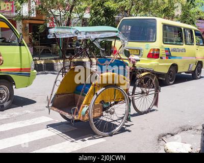 Ambon, Indonesien - Feb, 2018: Becaks, der traditionelle Transport in Indonesien. (Beca, Betjak, Betja oder Beetja). Es ist die indonesische Inkarnation Stockfoto