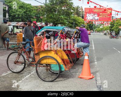 Ambon, Indonesien - Feb, 2018: Becaks, der traditionelle Transport in Indonesien. (Beca, Betjak, Betja oder Beetja). Es ist die indonesische Inkarnation Stockfoto