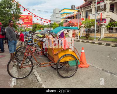 Ambon, Indonesien - Feb, 2018: Becaks, der traditionelle Transport in Indonesien. (Beca, Betjak, Betja oder Beetja). Es ist die indonesische Inkarnation Stockfoto