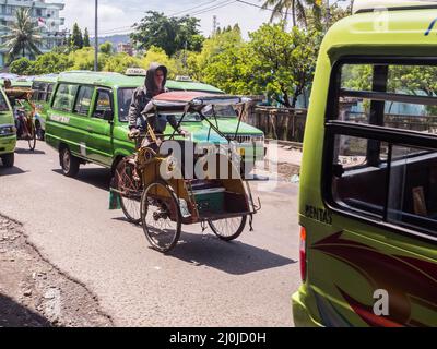 Ambon, Indonesien - Feb, 2018: Becaks, der traditionelle Transport in Indonesien. (Beca, Betjak, Betja oder Beetja). Es ist die indonesische Inkarnation Stockfoto