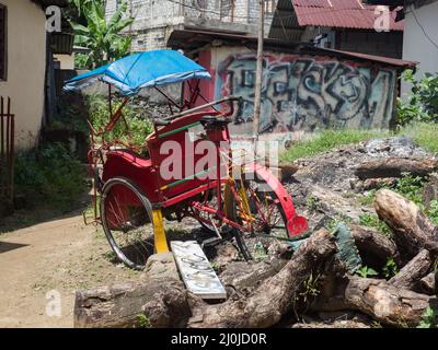 Ambon, Indonesien - Feb, 2018: Becaks, der traditionelle Transport in Indonesien. (Beca, Betjak, Betja oder Beetja). Es ist die indonesische Inkarnation Stockfoto