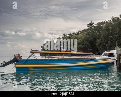 Ora Beach, Indonesien - Feb, 2018: Boot wartet auf die Touristen. Seram Island, Central Maluku, Indonesien, Asien Stockfoto