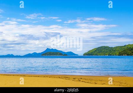 Mangroven und Pouso Strand auf der tropischen Insel Ilha Grande Brasilien. Stockfoto