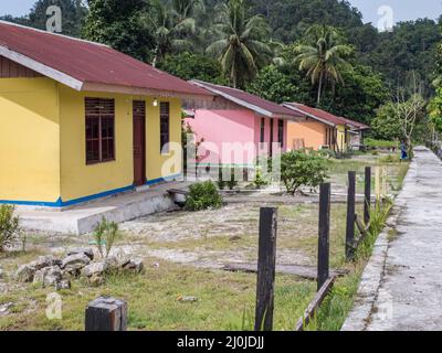 Kensi, Arguni, Indonesien - 01. Februar 2018: Bunte Holzhäuser in einem kleinen Dorf im indonesischen Tropenwald. Bird's Head Peninsula, West Stockfoto