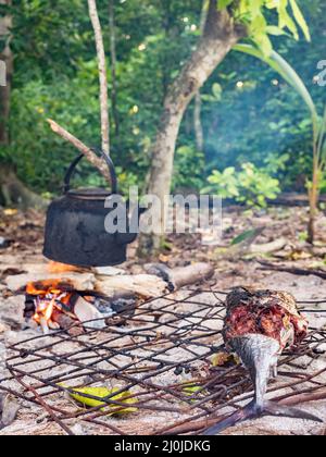 Kochen am Lagerfeuer auf einer kleinen Wüsteninsel, Venu Island, Pulau Venu, in der Nähe von Kaimana, West Papua, Indonesien Stockfoto