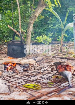 Kochen am Lagerfeuer auf einer kleinen Wüsteninsel, Venu Island, Pulau Venu, in der Nähe von Kaimana, West Papua, Indonesien Stockfoto