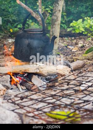 Kochen am Lagerfeuer auf einer kleinen Wüsteninsel, Venu Island, Pulau Venu, in der Nähe von Kaimana, West Papua, Indonesien Stockfoto