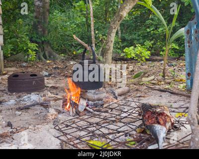 Kochen am Lagerfeuer auf einer kleinen Wüsteninsel, Venu Island, Pulau Venu, in der Nähe von Kaimana, West Papua, Indonesien Stockfoto