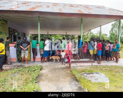 Kensi, Arguni, Indonesien - 06. Februar 2018: Eine Menschenmenge aus dem Stamm der Mairasi beobachtet Touristen während einer Expedition in die Regenforen Stockfoto