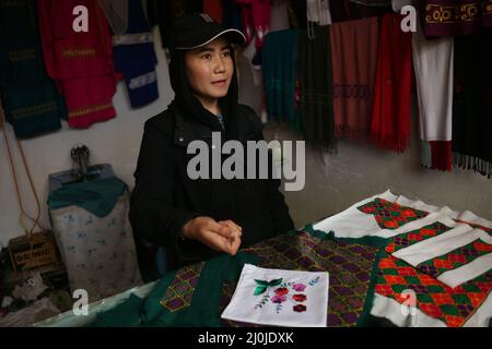 Bamiyan, Afghanistan. 19. März 2022. Am 19. März 2022 erwartet eine afghanische Frau am Art Bazaar in Bamiyan, Zentralafghan, Kunden. Quelle: Saifurahman Safi/Xinhua/Alamy Live News Stockfoto