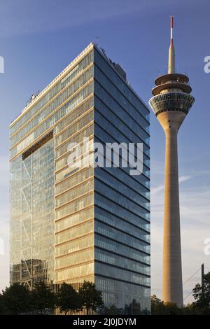 Das Stadttor mit dem Rheinturm, Düsseldorf, Nordrhein-Westfalen, Deutschland, Europa Stockfoto