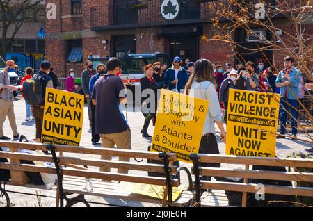 Gemeindemitglieder versammelten sich in Manhattans Chinatown, um Gerechtigkeit für Gewalt gegen Frauen zum einjährigen Jahrestag der Schüsse von Altanta zu fordern. Stockfoto