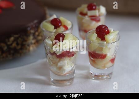 Ananas mit Käsekirsche. Eine leicht zu montierende, kochende Vorspeise. Stockfoto