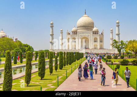 Taj Mahal Panorama in Agra Indien mit erstaunlichen symmetrischen Gärten. Stockfoto