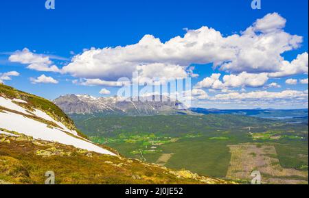 Schönes Talpanorama Norwegen Hemsedal Hydalen mit Schnee in den Bergen. Stockfoto