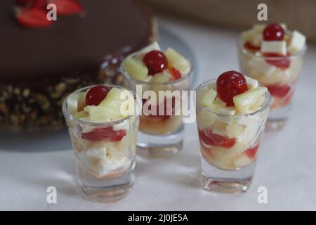 Ananas mit Käsekirsche. Eine leicht zu montierende, kochende Vorspeise. Stockfoto