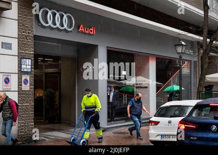 Madrid, Spanien. 17. März 2022. Fußgänger laufen am Audi-Logo des deutschen Automobilherstellers und dem offiziellen Autohändlergeschäft in Spanien vorbei. Kredit: SOPA Images Limited/Alamy Live Nachrichten Stockfoto