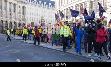 Anti-Rassismus-Protest auf den Straßen von London. Eine große Gruppe von Demonstranten, die die Regent Street entlang gehen. London - 19.. März 2022 Stockfoto