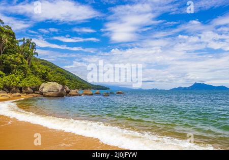 Große tropische Insel Ilha Grande Praia de Palmas Strand Brasilien. Stockfoto