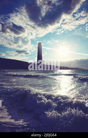 Alter Leuchtturm Suchscheinwerfer Strahl durch Meeresluft. Stockfoto