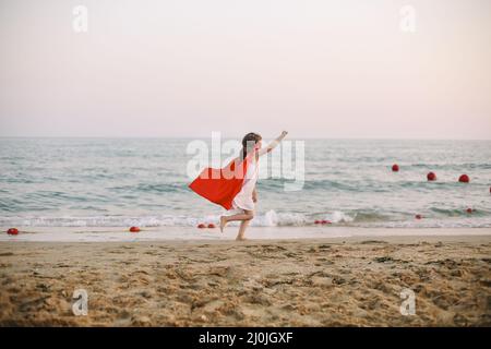 Superhelden Kind vor blauem Himmel Hintergrund. Freude und Kindheit Konzept Stockfoto