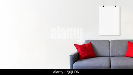 Leeres hängendes Poster an einer weißen Wand über einem Sofa. Horizontales Banner Stockfoto