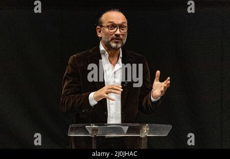 Lausanne, Schweiz. 19. März 2022. Vincent Perez (Festivaldirektor) erklärte den reibungslosen Ablauf des Festivals während der Zeremonie der Begegnung der Ausgabe 5. des Lausanne 7. Art Meeting. Kredit: Eric Dubost/Alamy Live Nachrichten Stockfoto