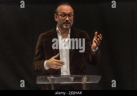 Lausanne, Schweiz. 19. März 2022. Vincent Perez (Festivaldirektor) erklärte den reibungslosen Ablauf des Festivals während der Zeremonie der Begegnung der Ausgabe 5. des Lausanne 7. Art Meeting. Kredit: Eric Dubost/Alamy Live Nachrichten Stockfoto