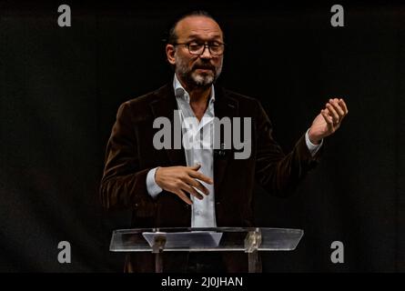 Lausanne, Schweiz. 19. März 2022. Vincent Perez (Festivaldirektor) erklärte den reibungslosen Ablauf des Festivals während der Zeremonie der Begegnung der Ausgabe 5. des Lausanne 7. Art Meeting. Kredit: Eric Dubost/Alamy Live Nachrichten Stockfoto