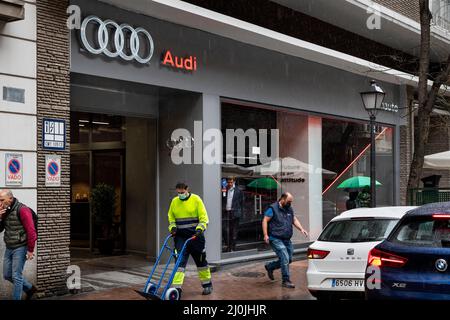 Madrid, Spanien. 3. März 2022. Fußgänger laufen am Audi-Logo des deutschen Automobilherstellers und dem offiziellen Autohändlergeschäft in Spanien vorbei. (Bild: © Xavi Lopez/SOPA Images via ZUMA Press Wire) Stockfoto