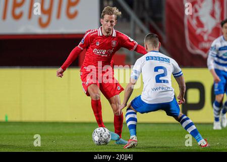 ENSCHEDE, NIEDERLANDE - 19. MÄRZ: Michel VLAP vom FC Twente, Bram van Polen von PEC Zwolle während des niederländischen Eredivisie-Spiels zwischen FC Twente und PEC Zwolle am 19. März 2022 im Stadion De Grolsch Veste in Enschede, Niederlande (Foto: Peter Lous/Orange Picles) Stockfoto