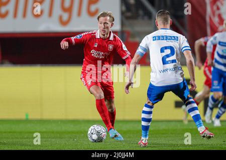 ENSCHEDE, NIEDERLANDE - 19. MÄRZ: Michel VLAP vom FC Twente, Bram van Polen von PEC Zwolle während des niederländischen Eredivisie-Spiels zwischen FC Twente und PEC Zwolle am 19. März 2022 im Stadion De Grolsch Veste in Enschede, Niederlande (Foto: Peter Lous/Orange Picles) Stockfoto