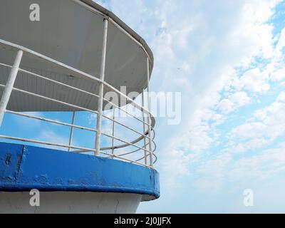 Fragment eines alten Eisenschiffes mit abblätternder Farbe an einem blauen Himmel mit Wolken Stockfoto