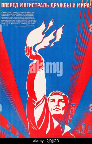 Russische Propaganda - Vintage Russisches Poster - 'Vorwärts, Freundschaft und Frieden!' - Sowjetische Propaganda (1977). Stockfoto