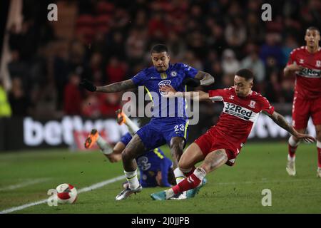 MIDDLESBROUGH, GROSSBRITANNIEN. MÄR 19. Marcus Tavernier von Middlesbrough stellt sich Chelsea's Kenedy während des FA Cup-Spiels zwischen Middlesbrough und Chelsea im Riverside Stadium, Middlesbrough, am Samstag, den 19.. März 2022, vor. (Kredit: Mark Fletcher | MI News) Kredit: MI Nachrichten & Sport /Alamy Live News Stockfoto