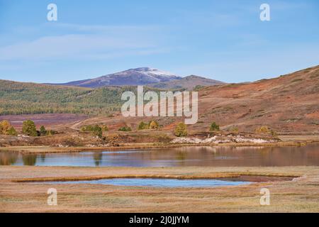 Blick auf den Altai-See Dzhangyskol und das Bergplateau Eschtykel. North Chui Ridge. Russland. Stockfoto