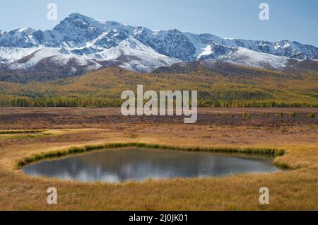 Blick auf den Altai-See Dzhangyskol und das Bergplateau Eschtykel. North Chui Ridge. Russland. Stockfoto