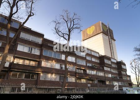 Der Grenfell Tower ist ein verderbter 24-stöckiger Wohnturm in North Kensington in London, England Stockfoto