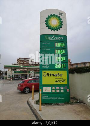 16.. März 2022. Kraftstoffpreise an der BP Tankstelle in Fuengirola, Malaga, Spanien. Benzin und Diesel auf Rekordniveau aufgrund der Situation in der Ukraine. Stockfoto