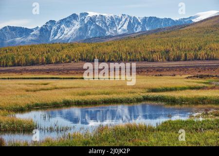 Blick auf den Altai-See Dzhangyskol und das Bergplateau Eschtykel. North Chui Ridge. Russland. Stockfoto