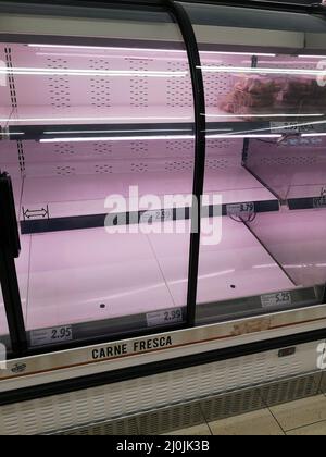 Fast leerer Kühlschrank mit frischem Obst trifft sich im lidl-Supermarkt wegen Transportstreiks wegen hoher Kraftstoffpreise. Mijas Costa, Provinz Malaga, Spanien. Stockfoto