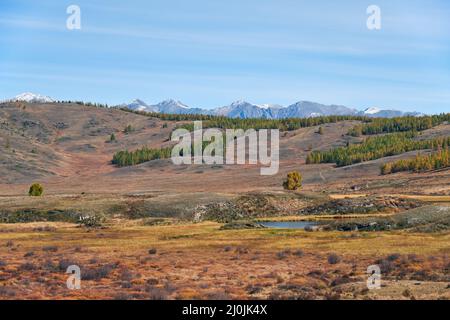 Blick auf den Altai-See Dzhangyskol und das Bergplateau Eschtykel. North Chui Ridge. Russland. Stockfoto