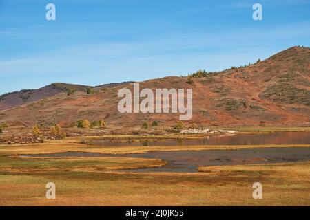 Blick auf den Altai-See Dzhangyskol und das Bergplateau Eschtykel. North Chui Ridge. Russland. Stockfoto