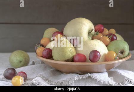 Stillleben: Früchte in einer Keramikplatte Stockfoto