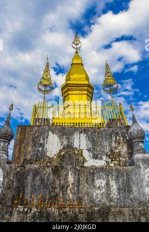 Phousi Hill und Wat Chom Si Stupa Luang Prabang Laos. Stockfoto