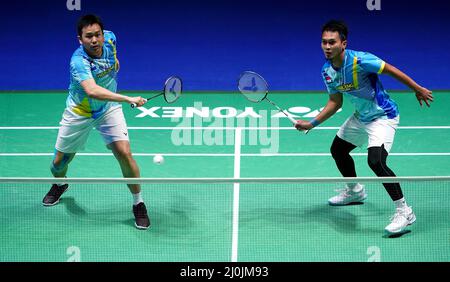 Die Indonesier Mohammad Ahsan und Hendra Setiawan (links) treten am vierten Tag der YONEX All England Open Badminton Championships in der utilita Arena Birmingham gegen die Chinesen He Ji Ting und Tan Qiang an. Bilddatum: Samstag, 19. März 2022. Stockfoto